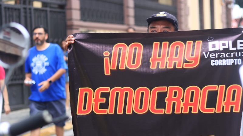 Integrantes de Resistencia Veracruzana protestaron ante el OPLE en Xalapa